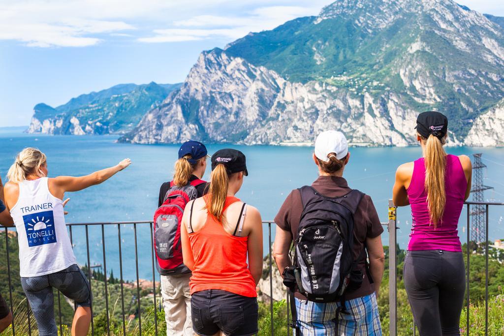 Hotel Continental - Tonelli Hotels Torbole Sul Garda Kültér fotó